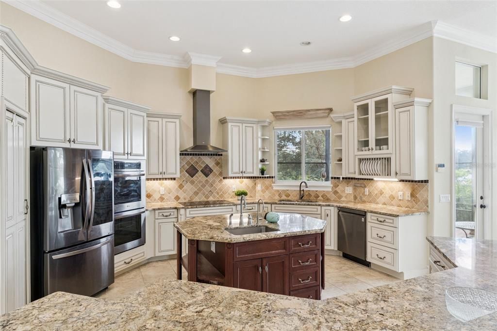 For Sale: $2,160,000 (5 beds, 6 baths, 6141 Square Feet)