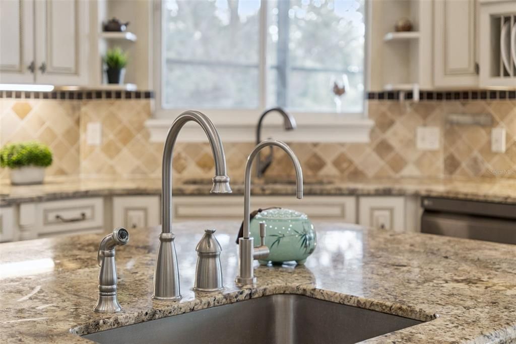 For Sale: $2,160,000 (5 beds, 6 baths, 6141 Square Feet)