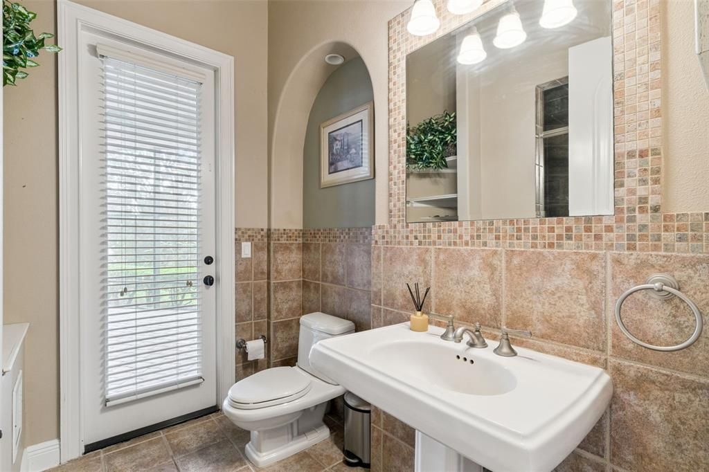 For Sale: $2,160,000 (5 beds, 6 baths, 6141 Square Feet)