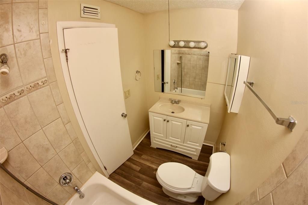 В аренду: $975 (1 спален, 1 ванн, 600 Квадратных фут)