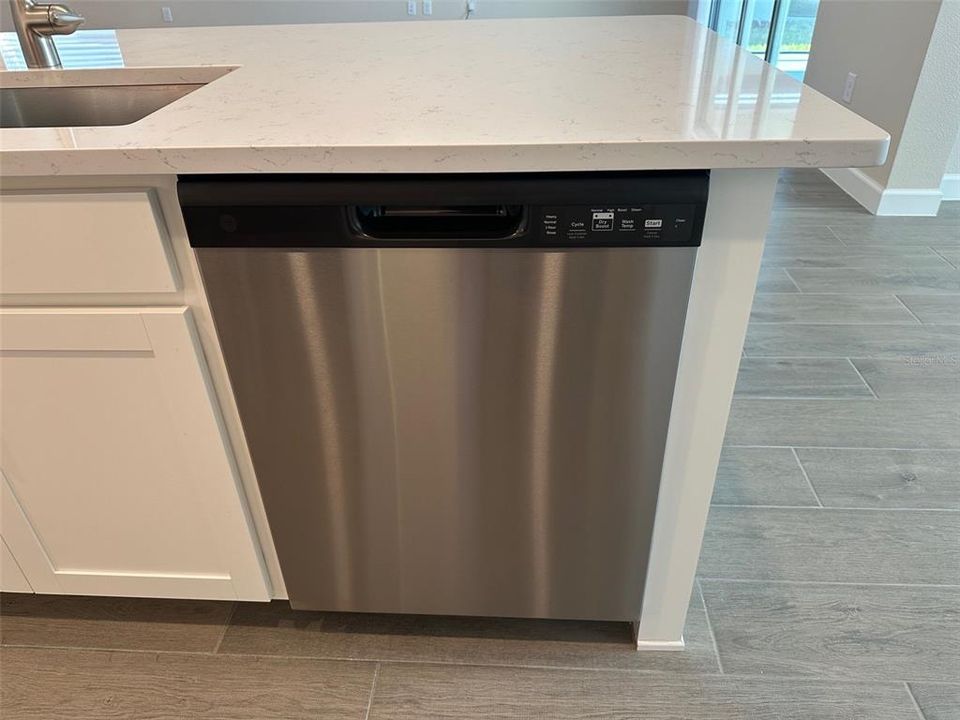 For Rent: $2,300 (2 beds, 2 baths, 1683 Square Feet)