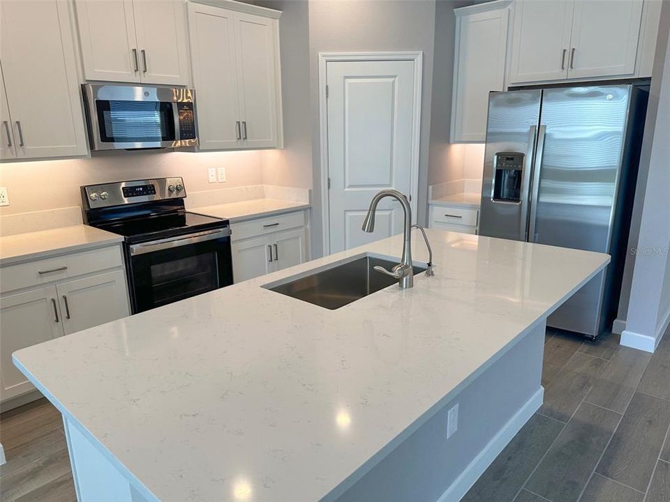 For Rent: $2,300 (2 beds, 2 baths, 1683 Square Feet)