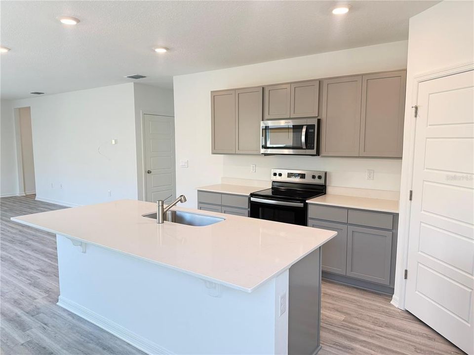 В аренду: $2,550 (4 спален, 2 ванн, 1665 Квадратных фут)