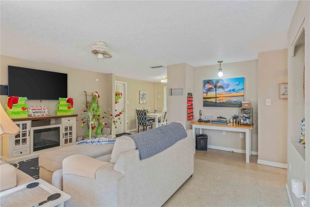 待售: $369,900 (2 贝兹, 2 浴室, 1118 平方英尺)