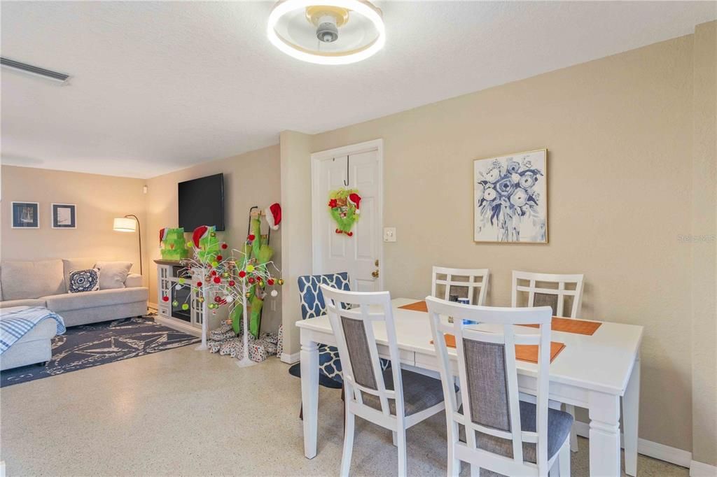 待售: $369,900 (2 贝兹, 2 浴室, 1118 平方英尺)