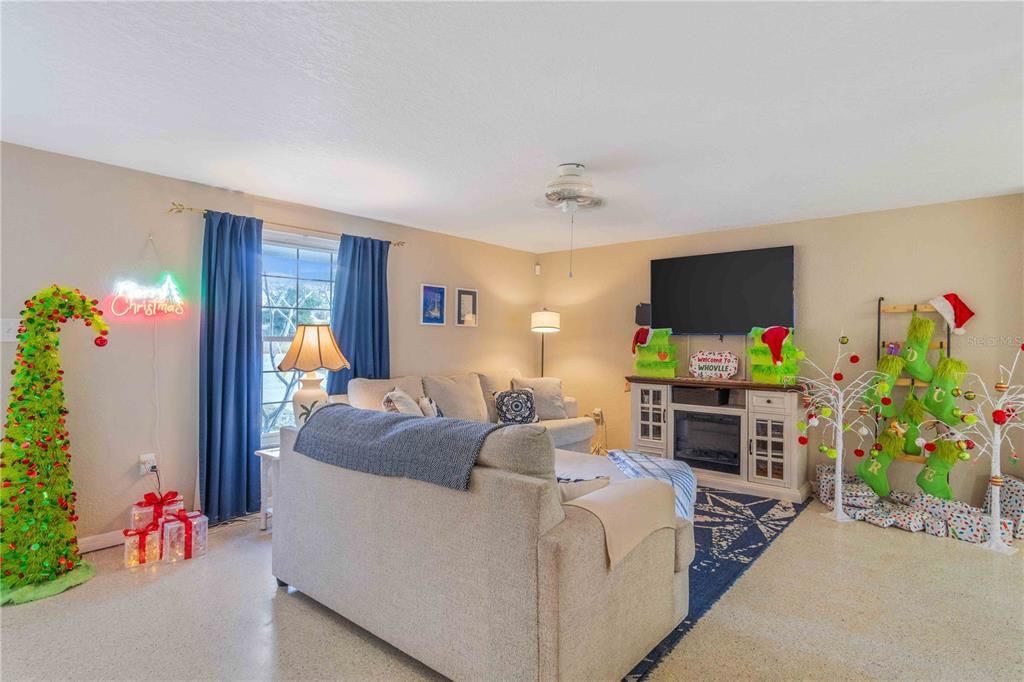 待售: $369,900 (2 贝兹, 2 浴室, 1118 平方英尺)