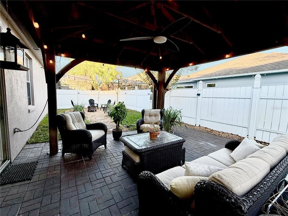 На продажу: $465,000 (4 спален, 2 ванн, 1952 Квадратных фут)