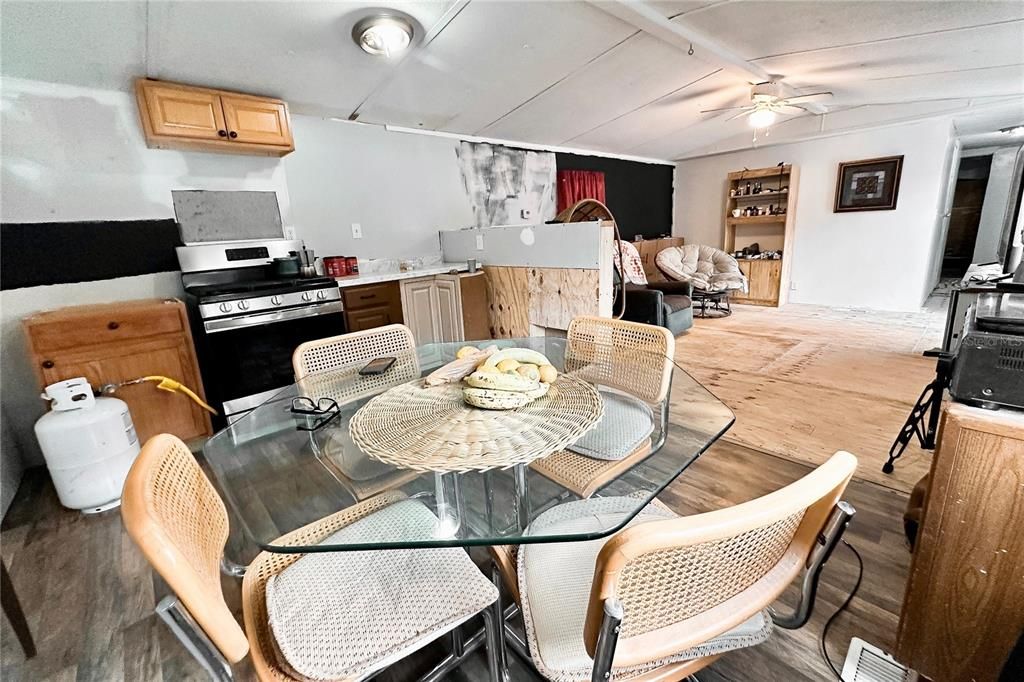 На продажу: $99,000 (3 спален, 1 ванн, 871 Квадратных фут)