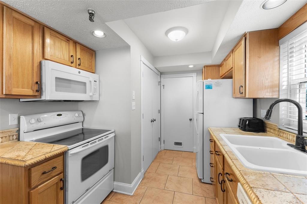 For Sale: $915,000 (2 beds, 2 baths, 1120 Square Feet)