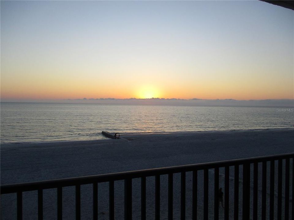 For Sale: $915,000 (2 beds, 2 baths, 1120 Square Feet)