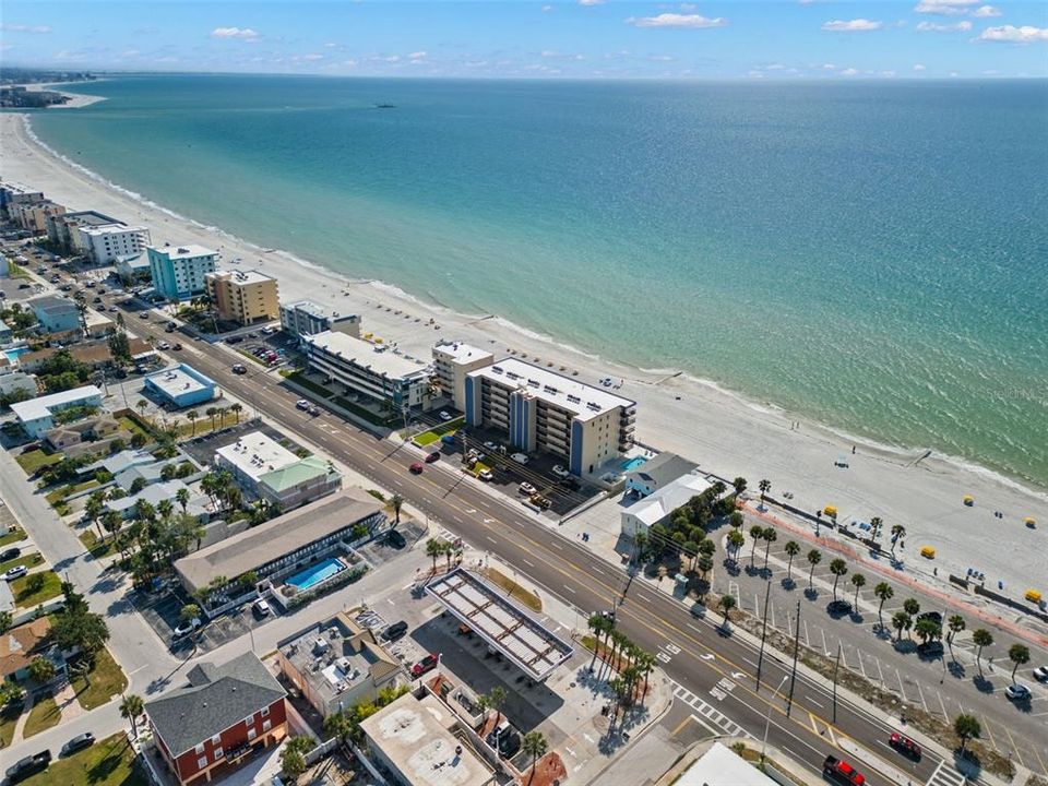 For Sale: $915,000 (2 beds, 2 baths, 1120 Square Feet)