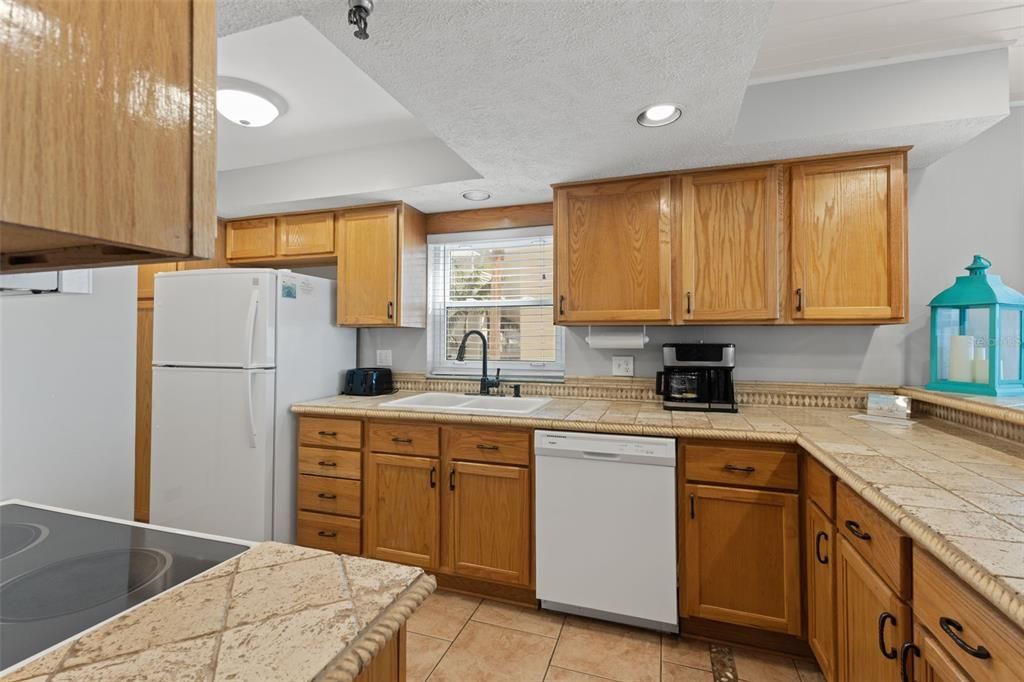 For Sale: $915,000 (2 beds, 2 baths, 1120 Square Feet)