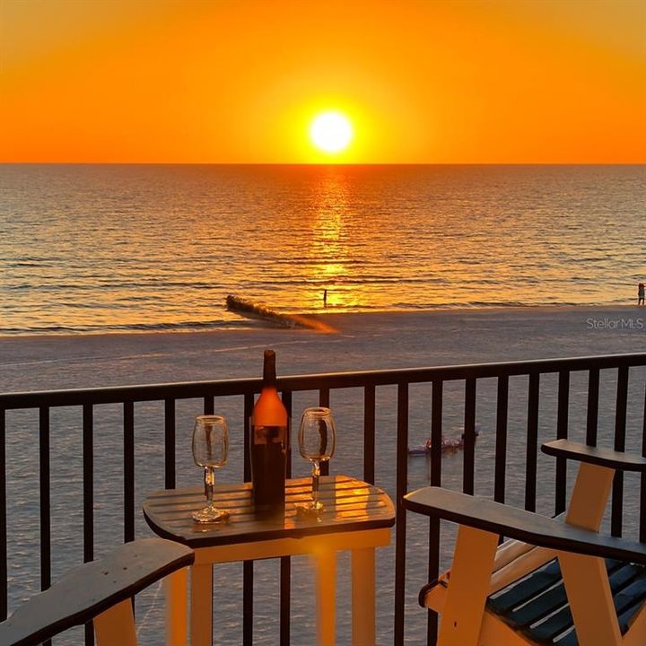 For Sale: $915,000 (2 beds, 2 baths, 1120 Square Feet)