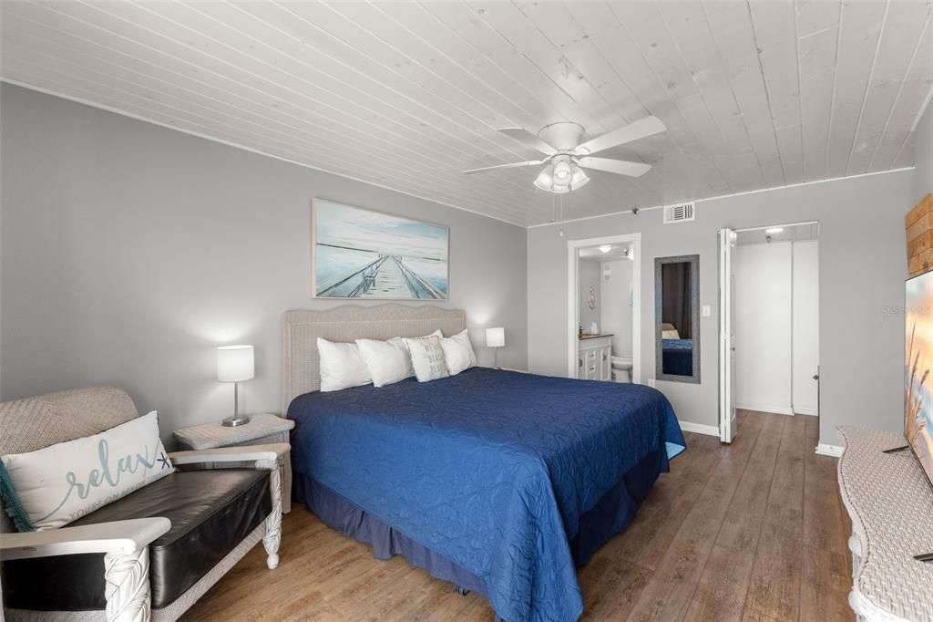 For Sale: $915,000 (2 beds, 2 baths, 1120 Square Feet)