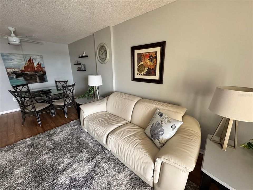 For Sale: $104,900 (1 beds, 1 baths, 634 Square Feet)