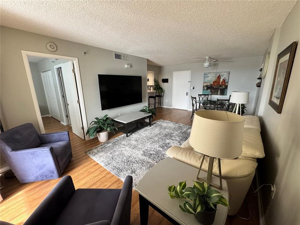 For Sale: $104,900 (1 beds, 1 baths, 634 Square Feet)