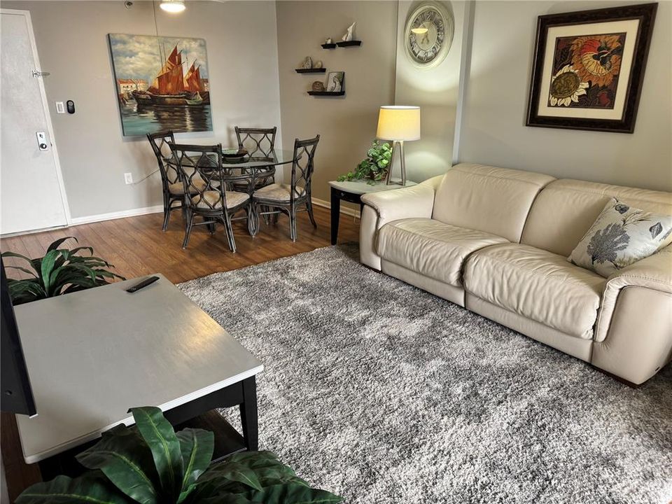 For Sale: $104,900 (1 beds, 1 baths, 634 Square Feet)