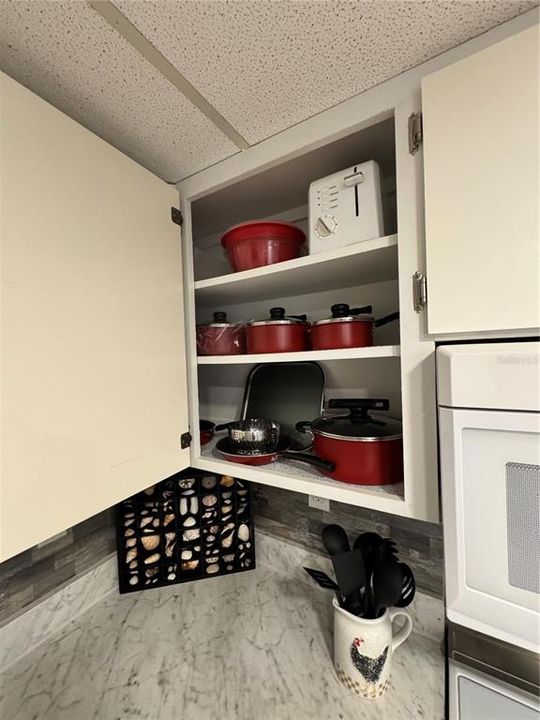 For Sale: $104,900 (1 beds, 1 baths, 634 Square Feet)