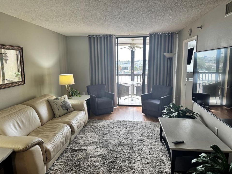 For Sale: $104,900 (1 beds, 1 baths, 634 Square Feet)