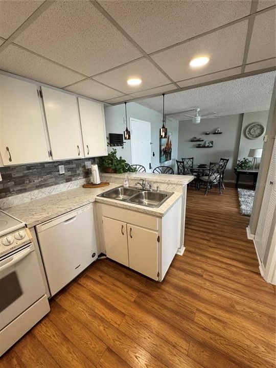 For Sale: $104,900 (1 beds, 1 baths, 634 Square Feet)