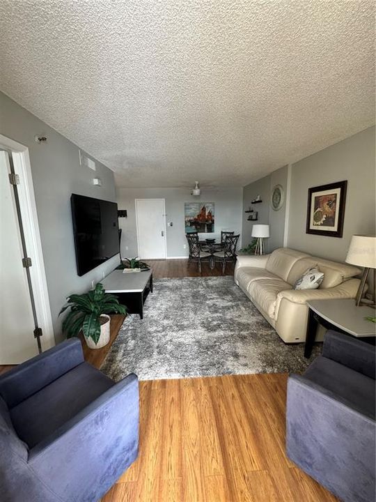 For Sale: $104,900 (1 beds, 1 baths, 634 Square Feet)