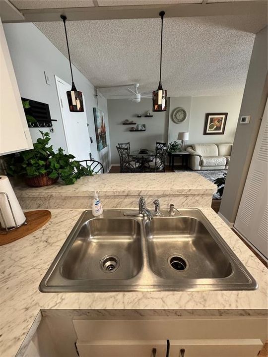 For Sale: $104,900 (1 beds, 1 baths, 634 Square Feet)