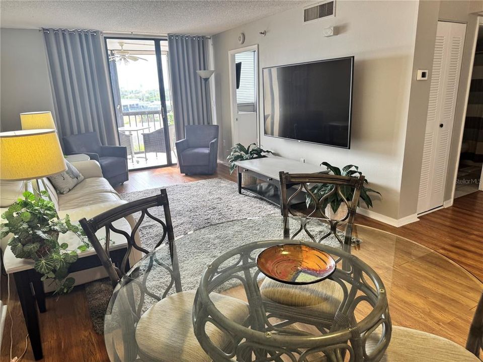 For Sale: $104,900 (1 beds, 1 baths, 634 Square Feet)