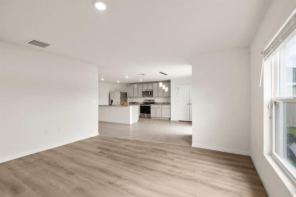 В аренду: $2,300 (4 спален, 3 ванн, 2357 Квадратных фут)