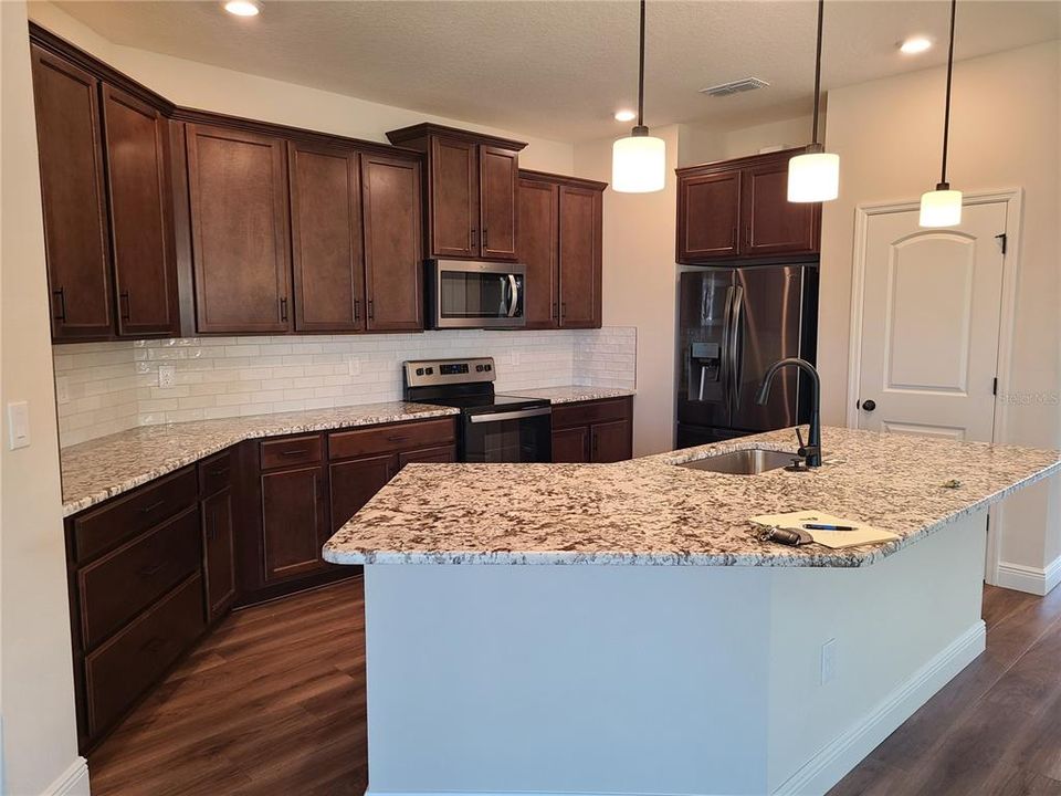 For Rent: $3,000 (4 beds, 2 baths, 2003 Square Feet)