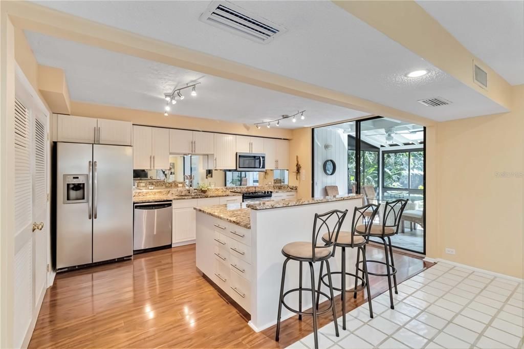 待售: $279,000 (2 贝兹, 2 浴室, 1379 平方英尺)