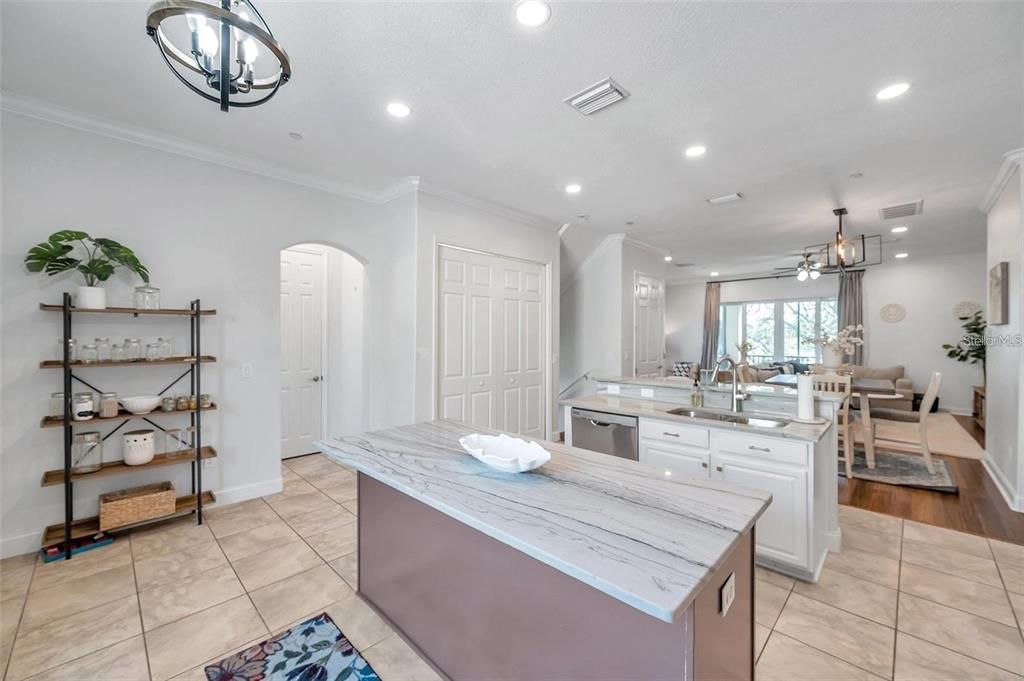 出租: $3,500 (3 贝兹, 2 浴室, 2400 平方英尺)