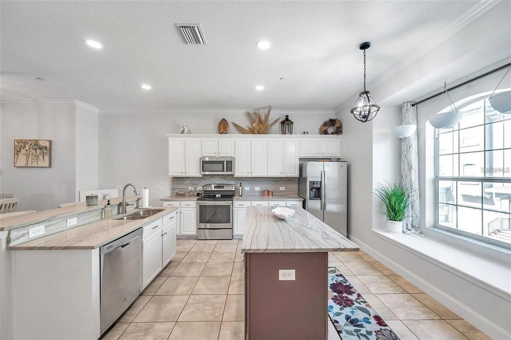 出租: $3,500 (3 贝兹, 2 浴室, 2400 平方英尺)