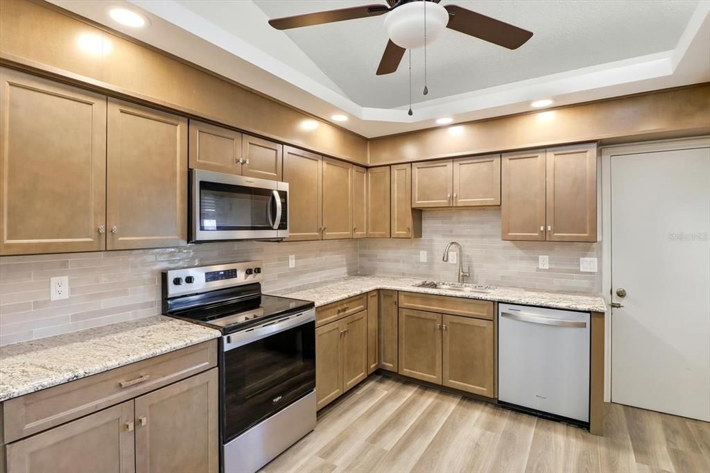 待售: $245,000 (2 贝兹, 2 浴室, 1195 平方英尺)