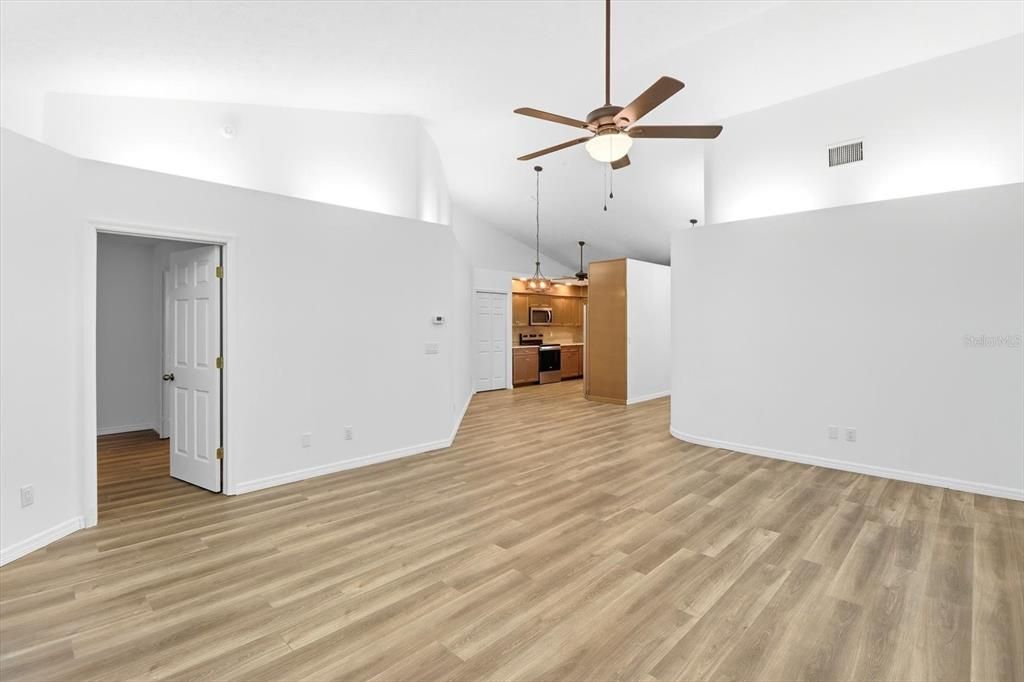 待售: $245,000 (2 贝兹, 2 浴室, 1195 平方英尺)