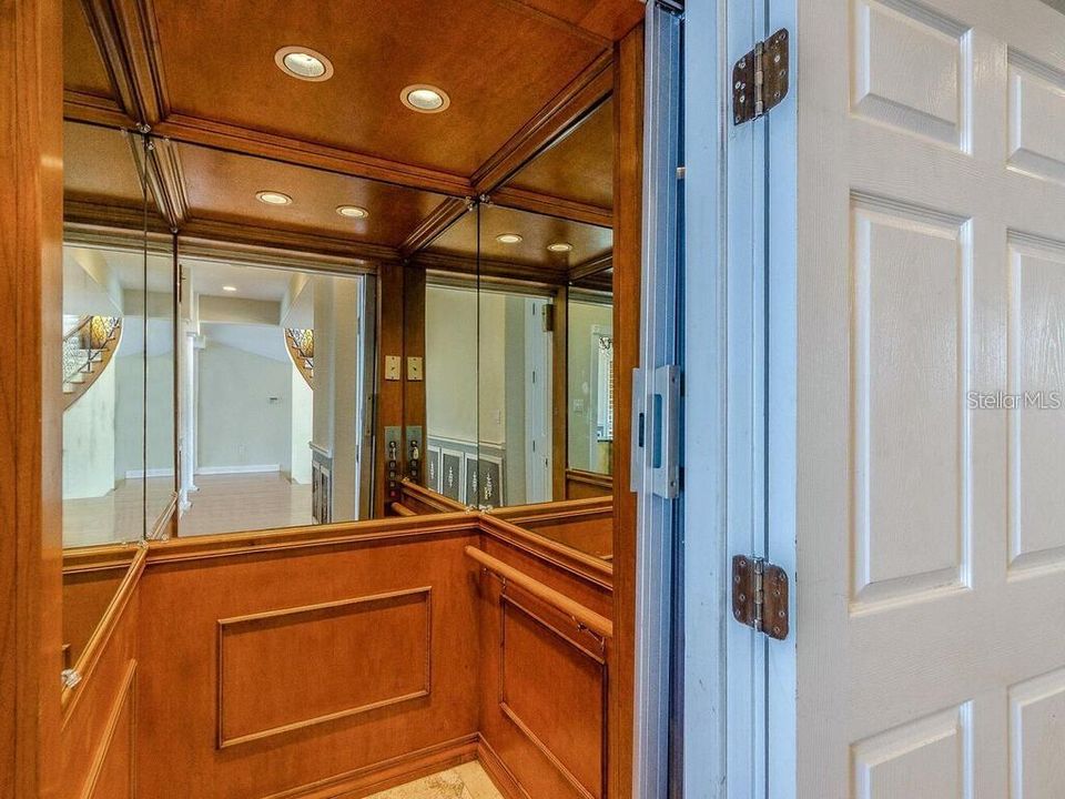 For Sale: $3,100,000 (5 beds, 6 baths, 6122 Square Feet)