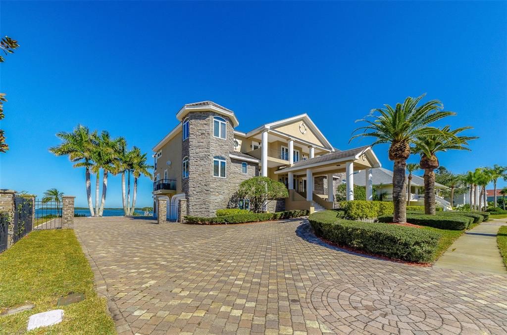 For Sale: $3,100,000 (5 beds, 6 baths, 6122 Square Feet)