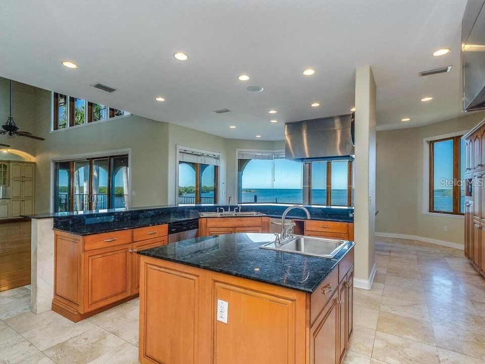 For Sale: $3,100,000 (5 beds, 6 baths, 6122 Square Feet)