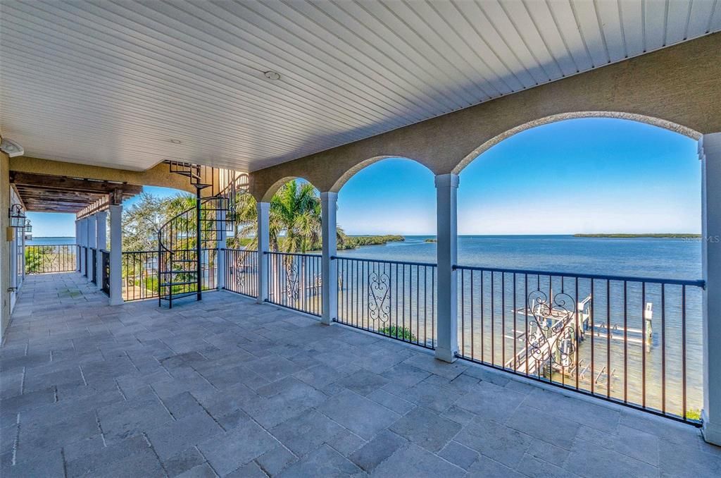 For Sale: $3,100,000 (5 beds, 6 baths, 6122 Square Feet)