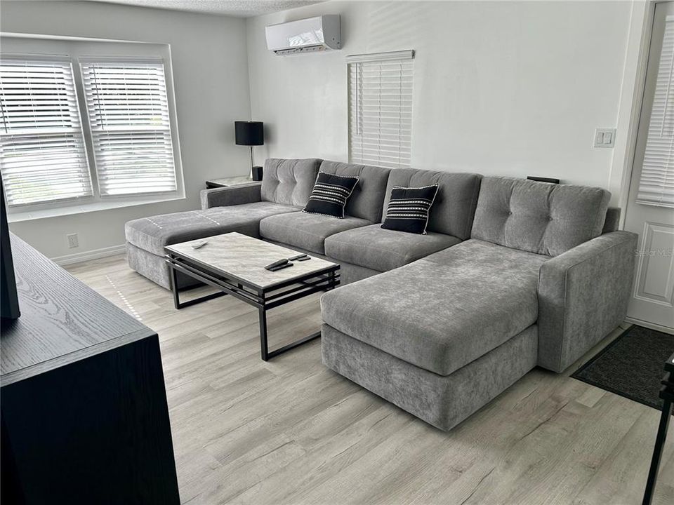 For Sale: $195,000 (2 beds, 1 baths, 768 Square Feet)