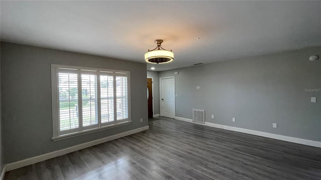 待售: $350,000 (4 贝兹, 2 浴室, 1396 平方英尺)