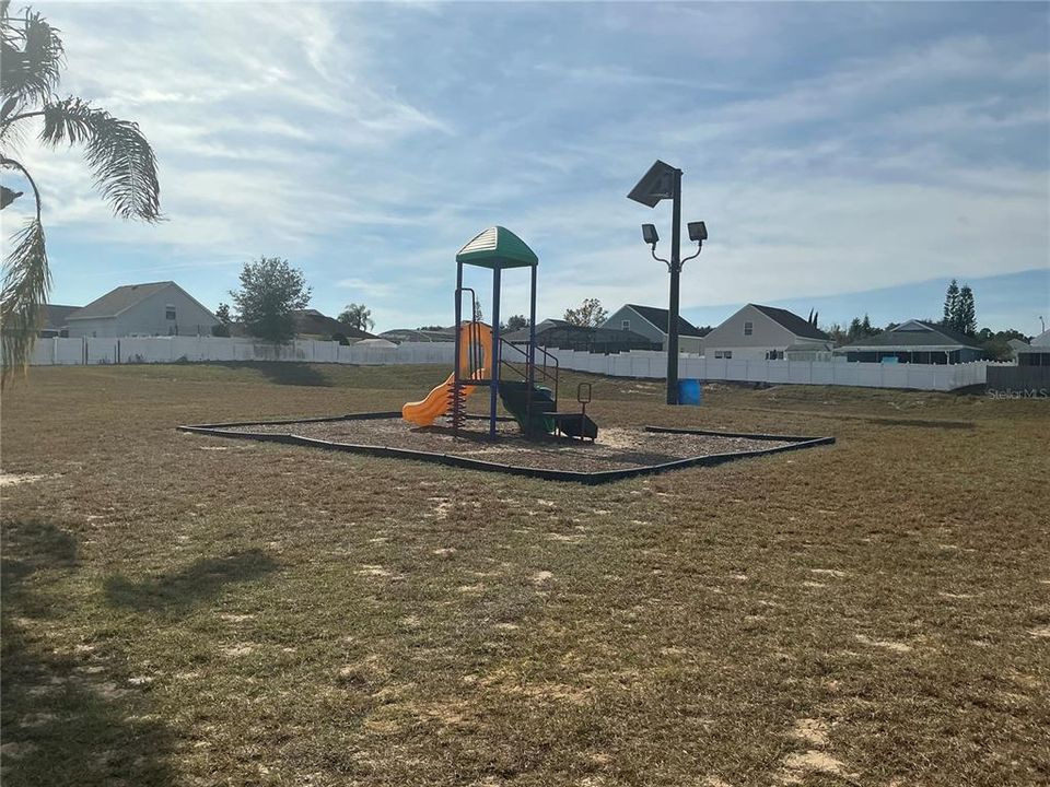 待售: $350,000 (4 贝兹, 2 浴室, 1396 平方英尺)