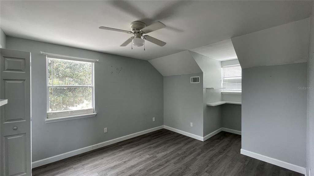 待售: $350,000 (4 贝兹, 2 浴室, 1396 平方英尺)