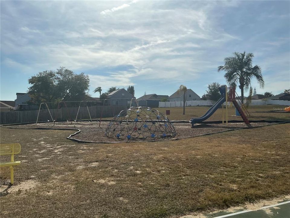 待售: $350,000 (4 贝兹, 2 浴室, 1396 平方英尺)