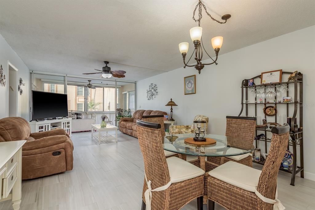 For Sale: $139,900 (1 beds, 1 baths, 950 Square Feet)