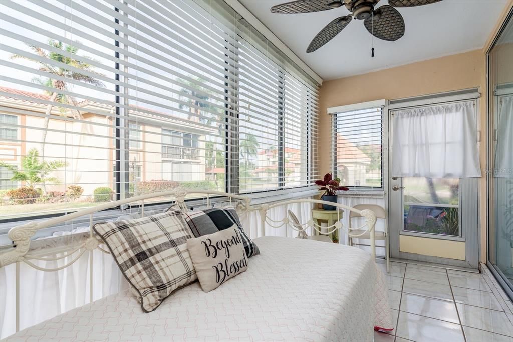 For Sale: $139,900 (1 beds, 1 baths, 950 Square Feet)