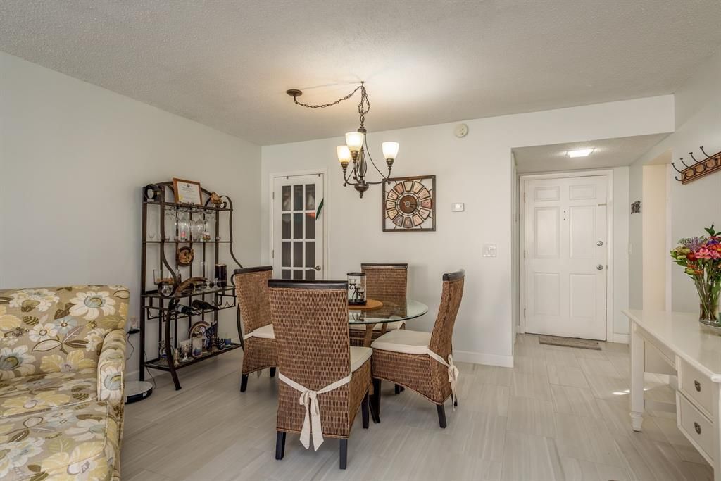 For Sale: $139,900 (1 beds, 1 baths, 950 Square Feet)