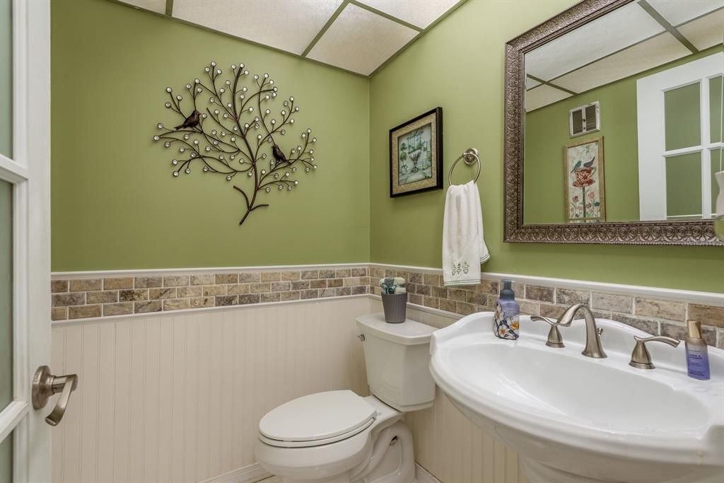 For Sale: $139,900 (1 beds, 1 baths, 950 Square Feet)