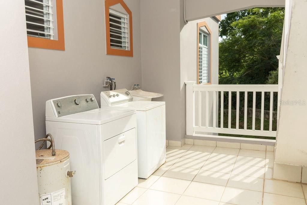 For Sale: $595,000 (3 beds, 3 baths, 1020 Square Feet)