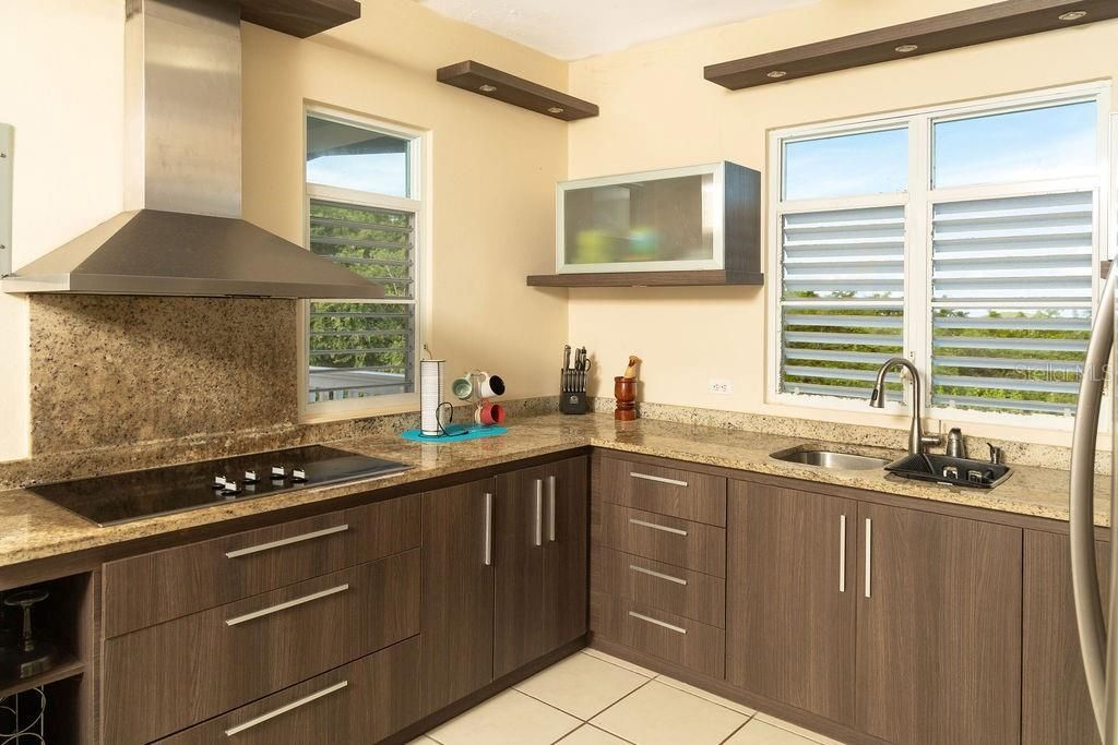 For Sale: $595,000 (3 beds, 3 baths, 1020 Square Feet)