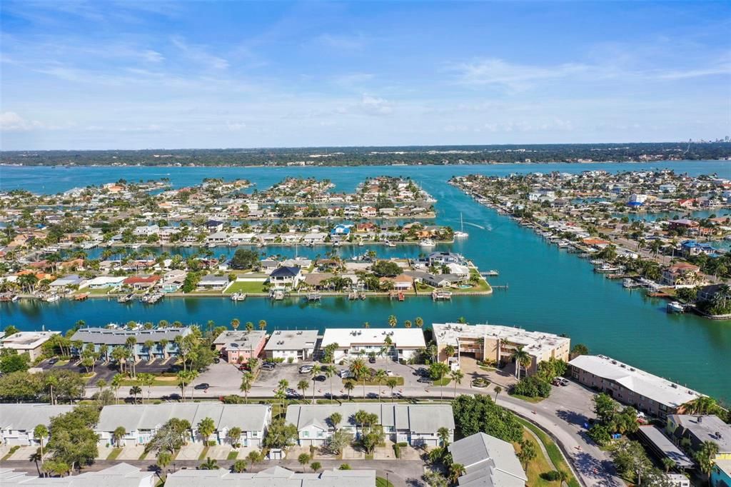 For Rent: $2,400 (2 beds, 2 baths, 875 Square Feet)